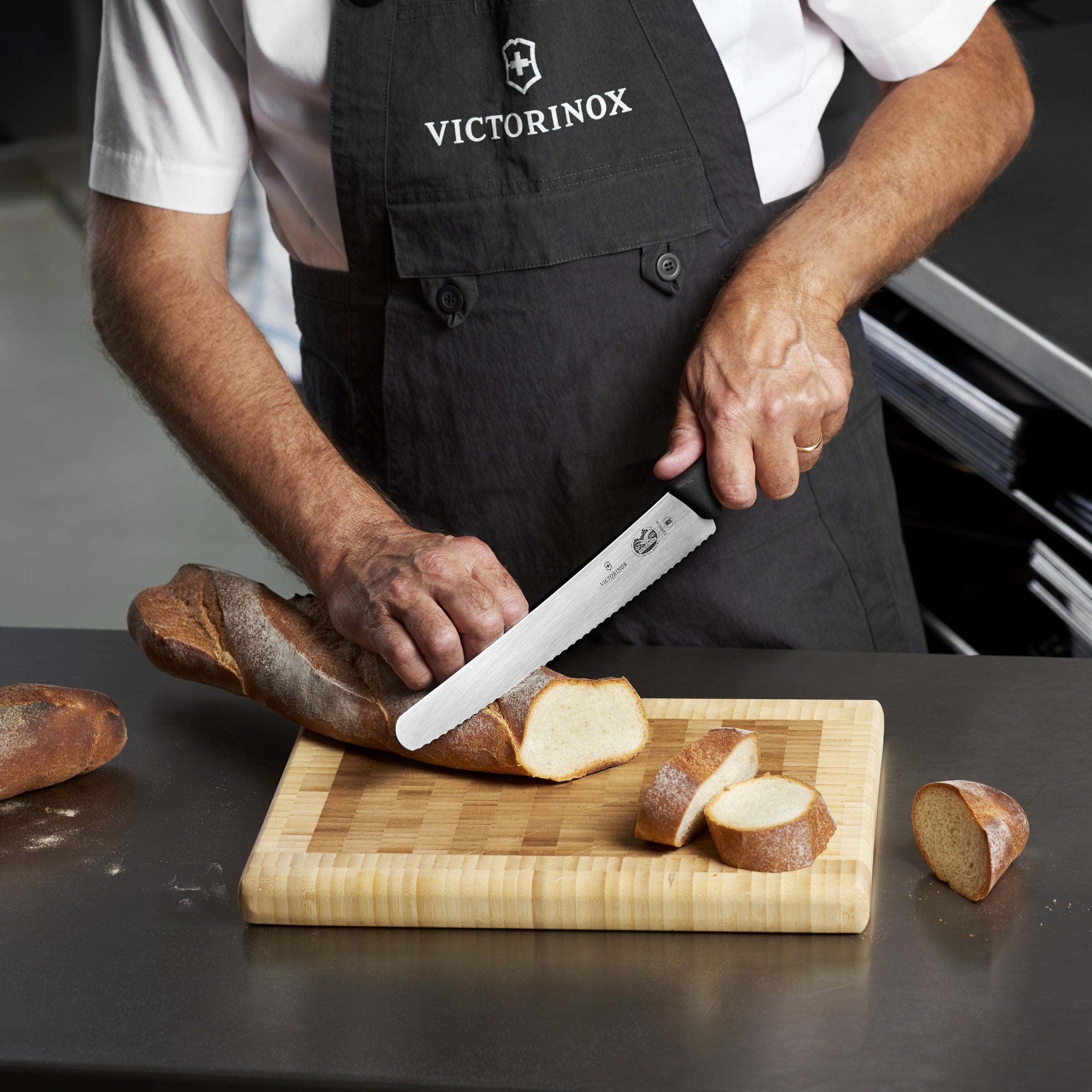 Victorinox Fibrox Pastry Knife (wavy edge) 26 cm